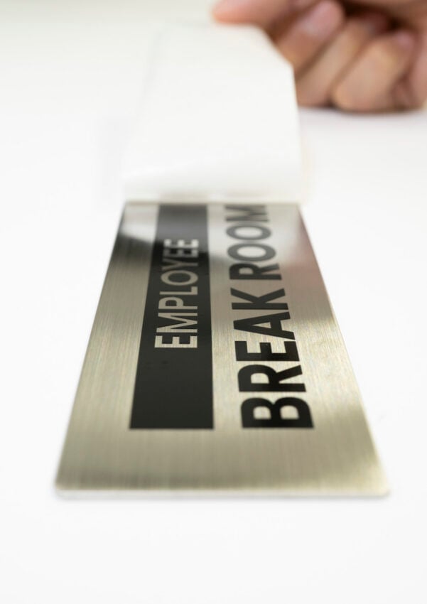 銘板にカッティングシートを貼っている写真