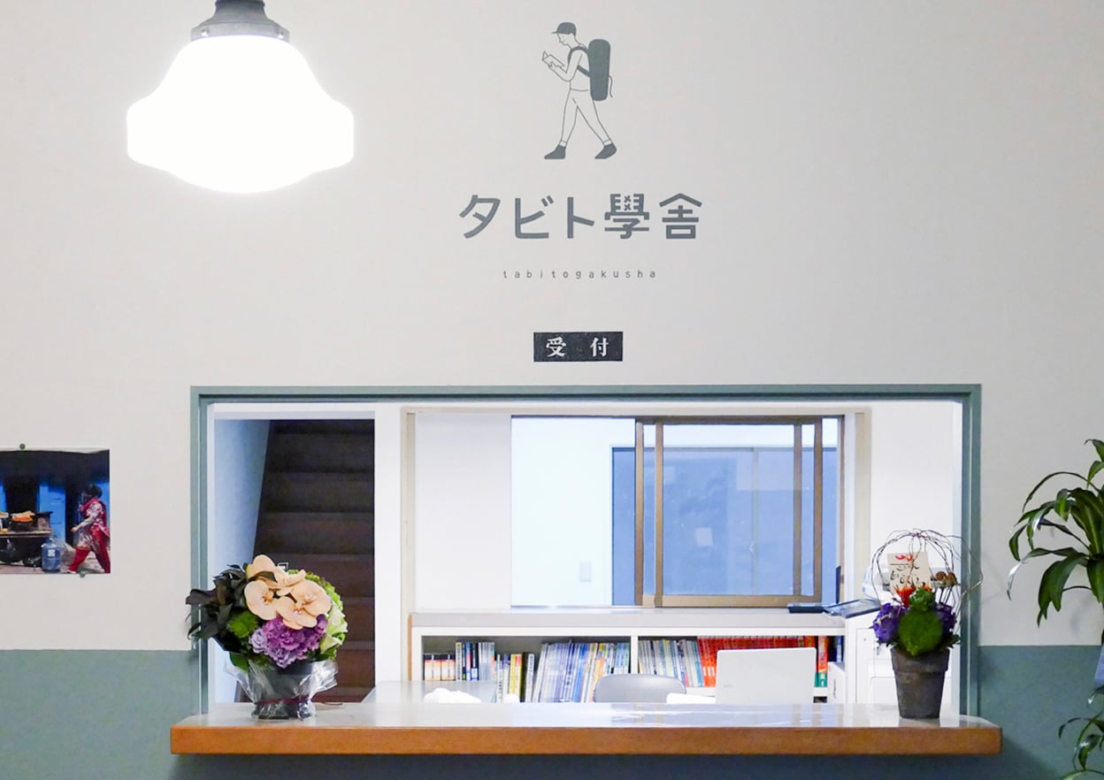 壁に貼られた可愛いイラストのカッティングシート