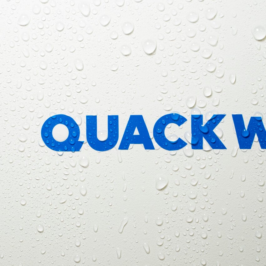 水に濡れた青いカッティングシートの写真