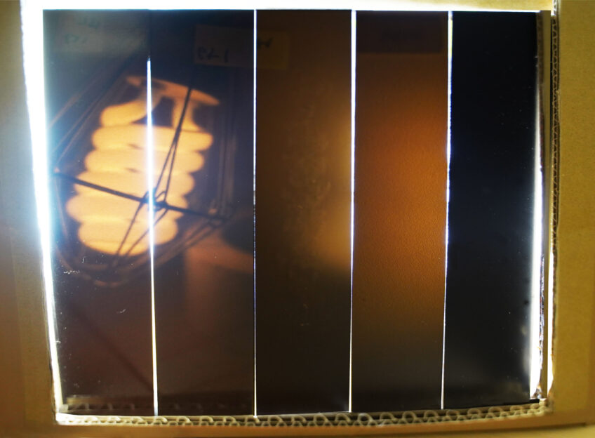 後ろからライトを当てたもの（5cmほど離して当てています。）