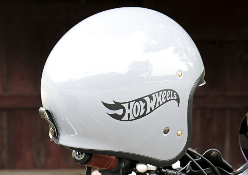 バイクのヘルメットに貼られたカッティングシート