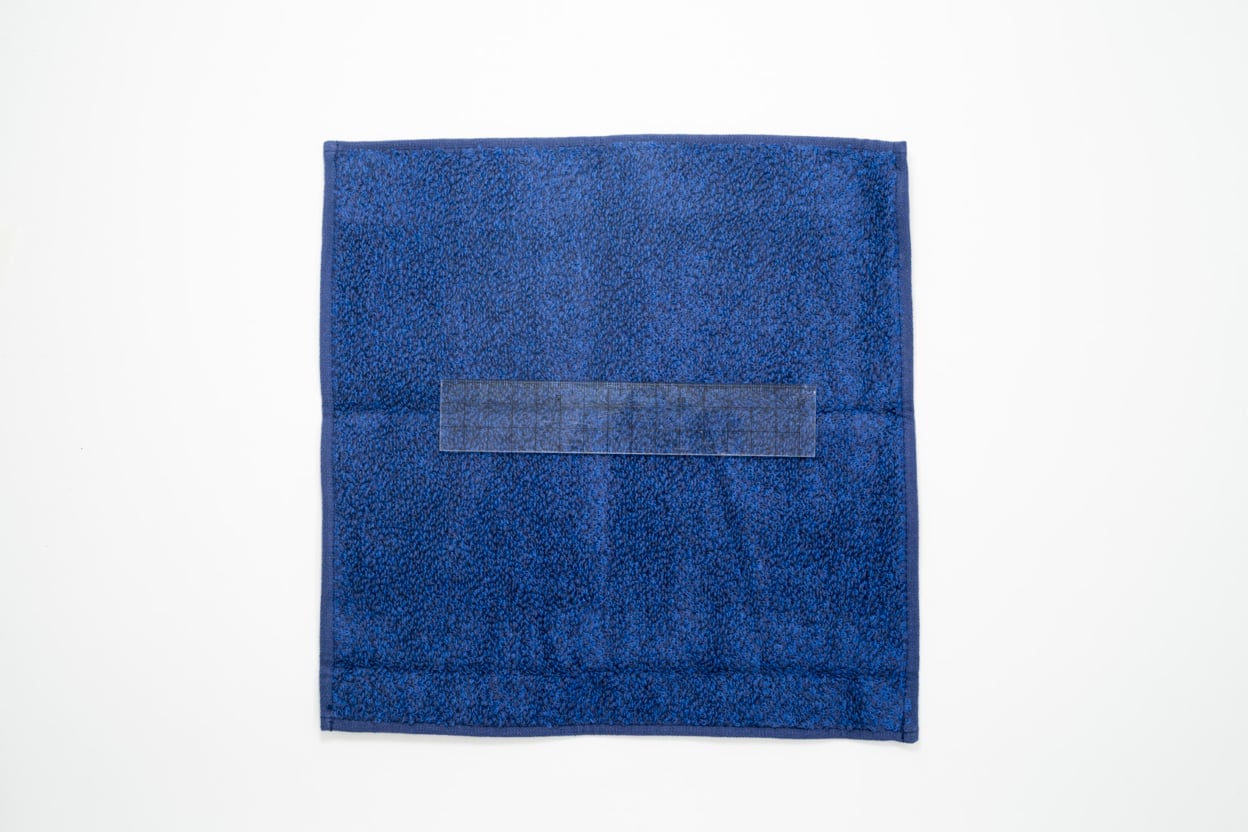 タオルの上に置かれた定規