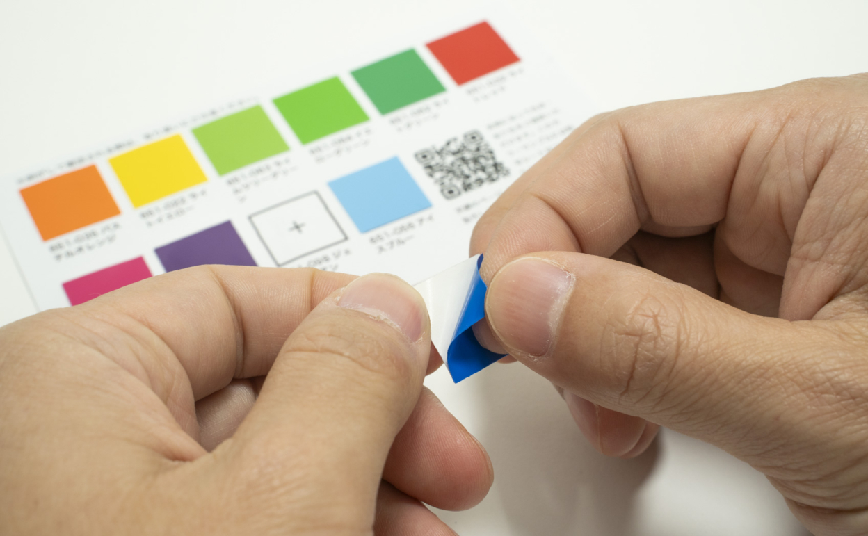 カッティングシートの無料カラーサンプルは台紙から剥がして実際に貼ることができる