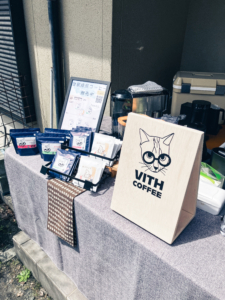 卓上の小さな看板に貼られた珈琲屋さんのカッティングシート