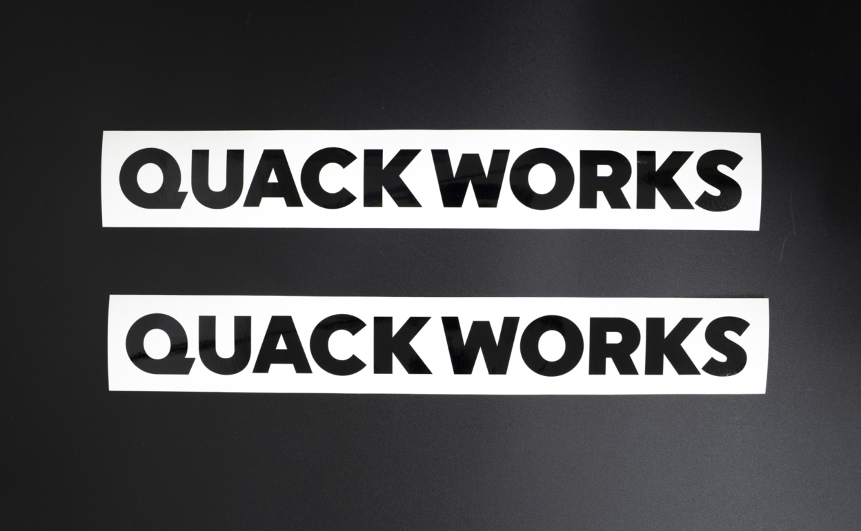 下が写真をトレースしたデータでカット, 上が元データをカット