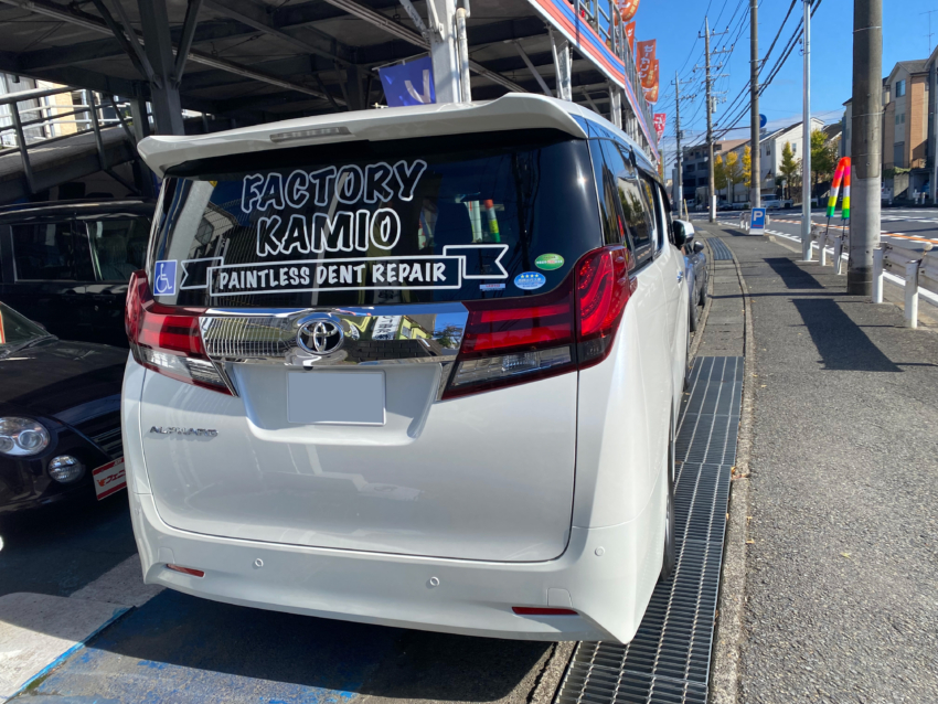 車のリアガラスに貼られたカッティングシート