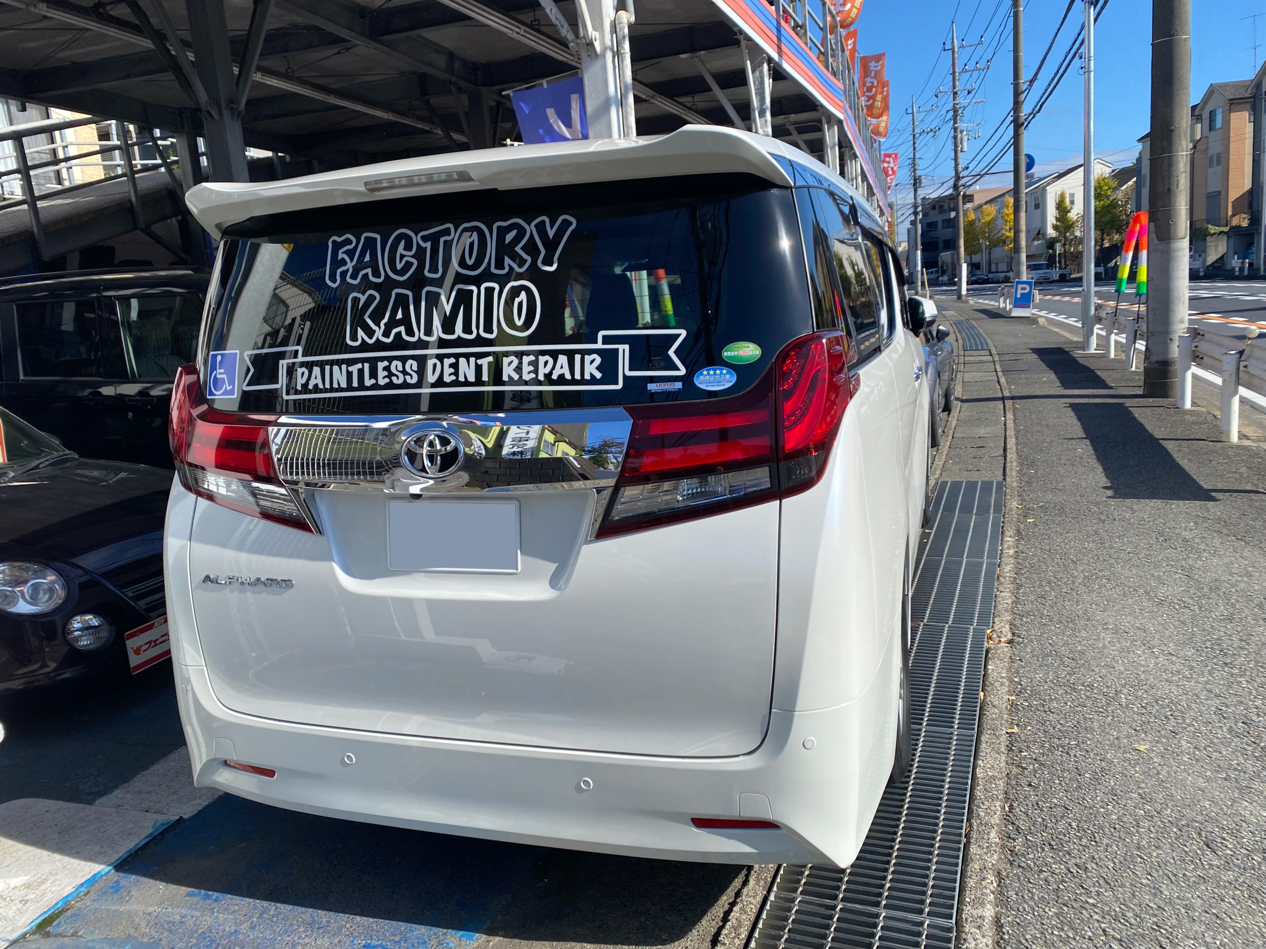 車のリアガラスに貼られたカッティングシート