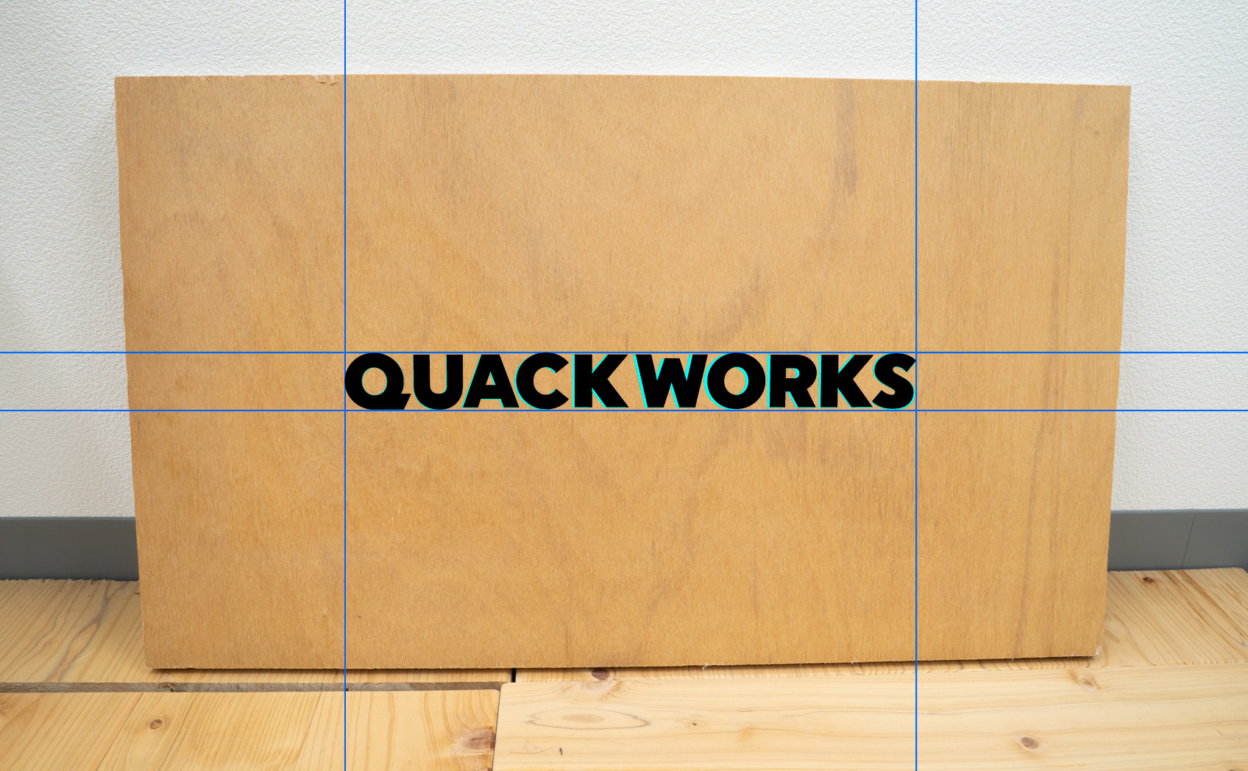 元のロゴを重ねた。元のロゴは水色