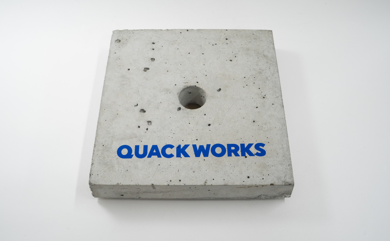 貼れる場所・貼れない場所_コンクリート 水をかけて1日経過