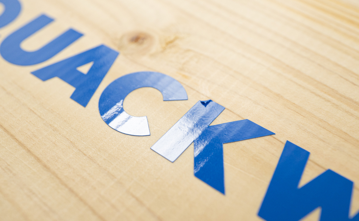 無塗装の木材にカッティングシートを貼れるか実験