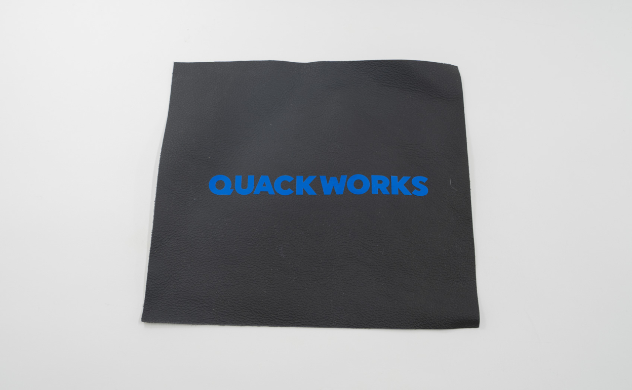 本皮にカッティングシートを貼る