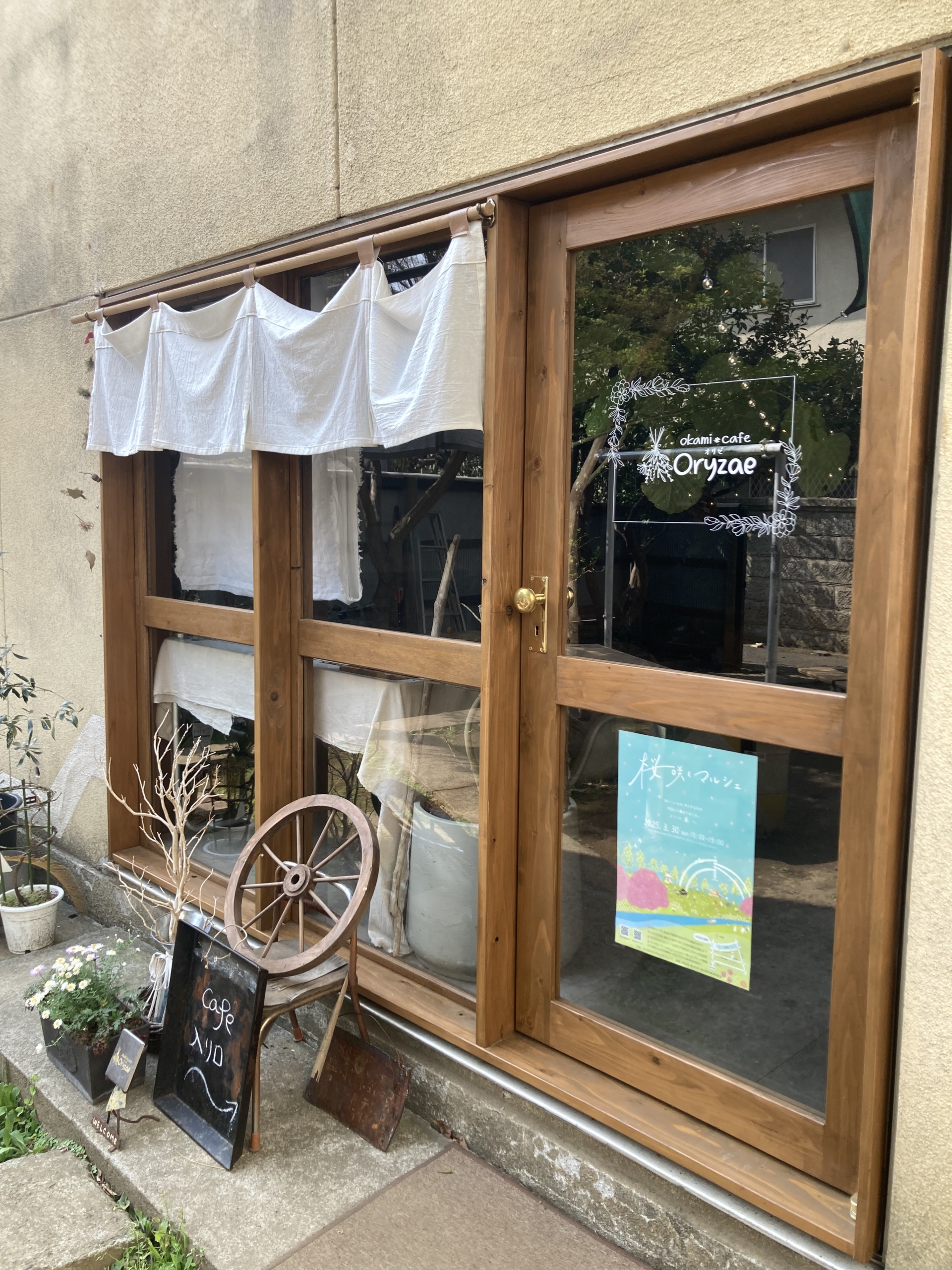 カフェのガラスドアにおしゃれで優しい雰囲気のカッティングステッカー