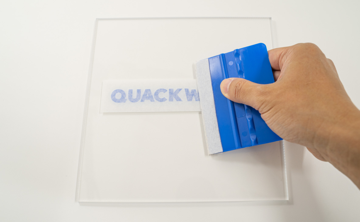 アクリル板に貼ったカッティングシート