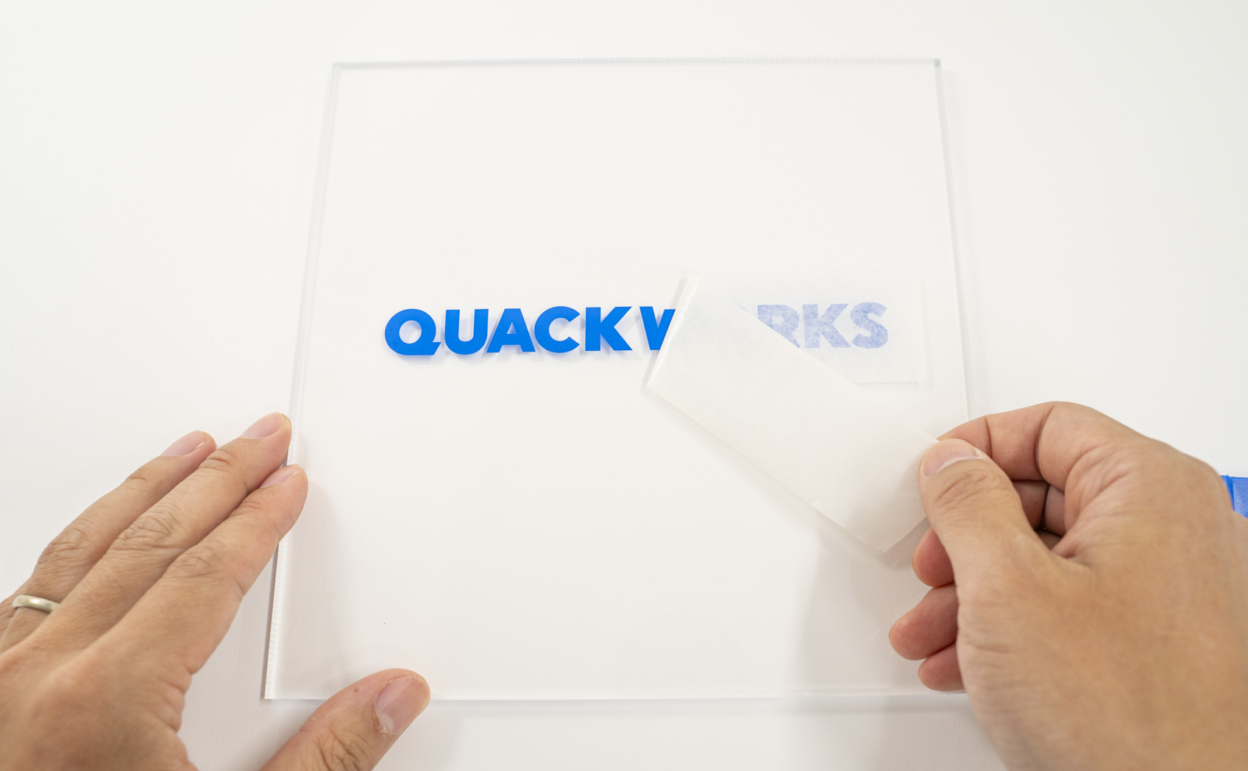 アクリル板に貼ったカッティングシート