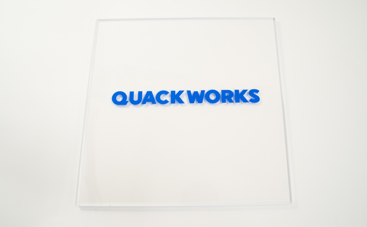 アクリル板に貼ったカッティングシート