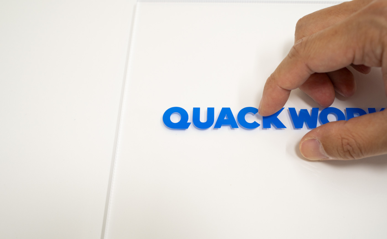 アクリル板に貼ったカッティングシート