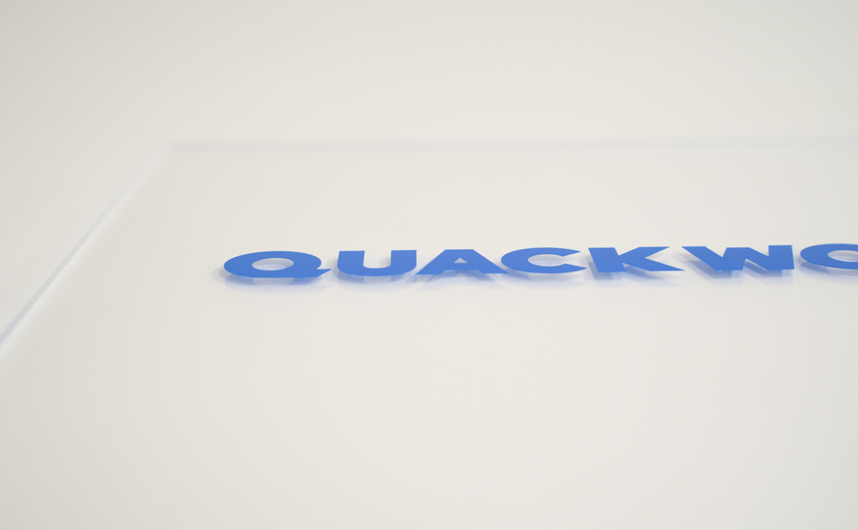 アクリル板に貼ったカッティングシート