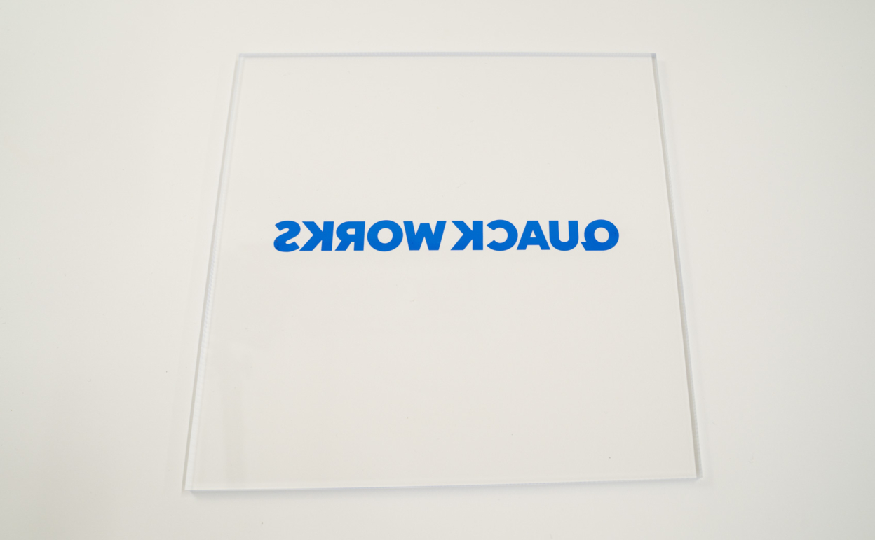 アクリル板に貼ったカッティングシート