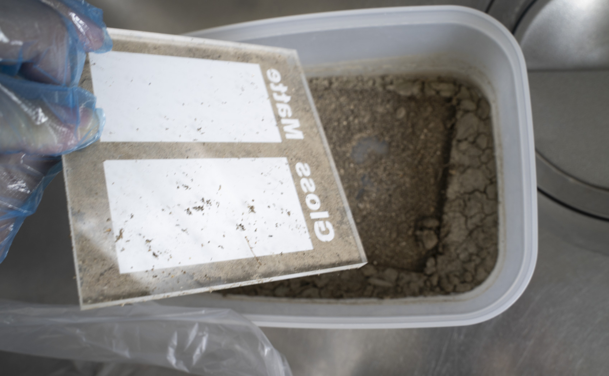 泥汚れの落ち方を光沢・マットで比較 アクリル板の取り出し