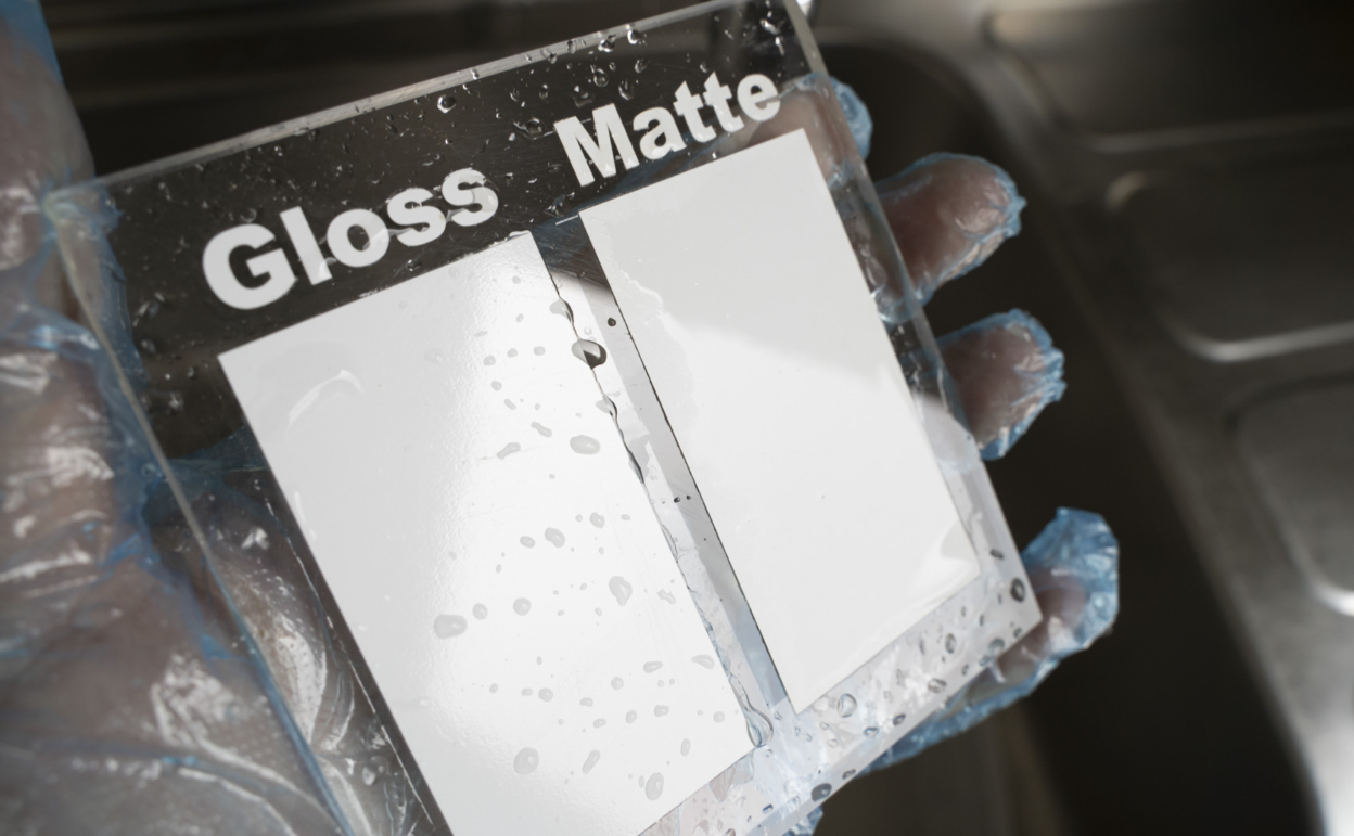 泥汚れの落ち方を光沢・マットで比較 土