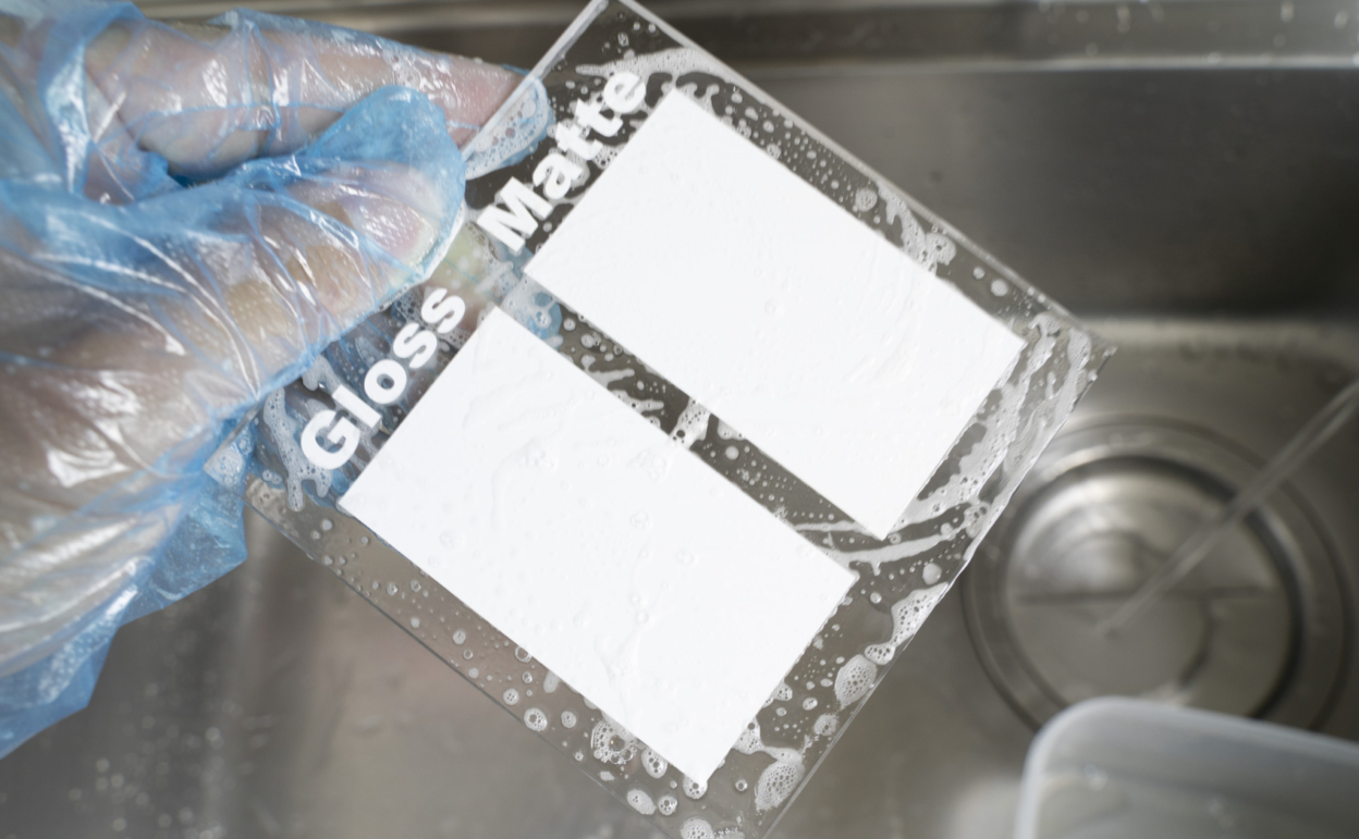 泥汚れの落ち方を光沢・マットで比較 洗剤で洗浄