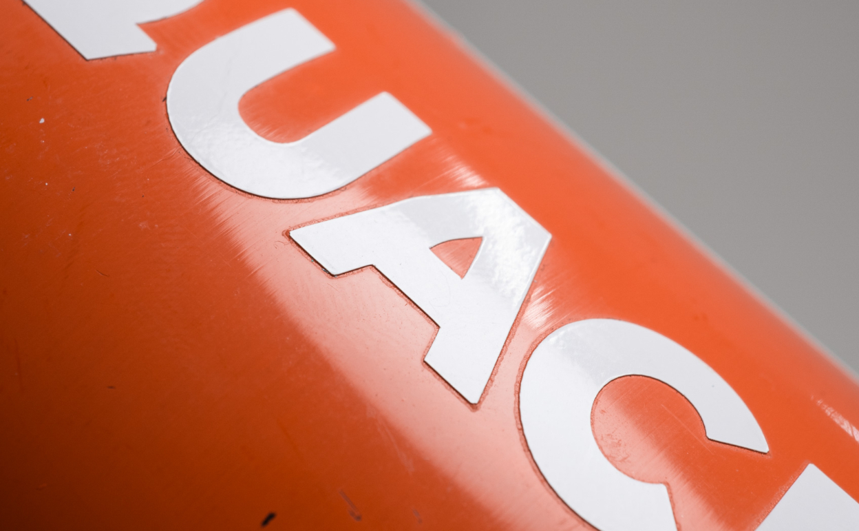 水筒に貼ったカッティングシートの質感の変化