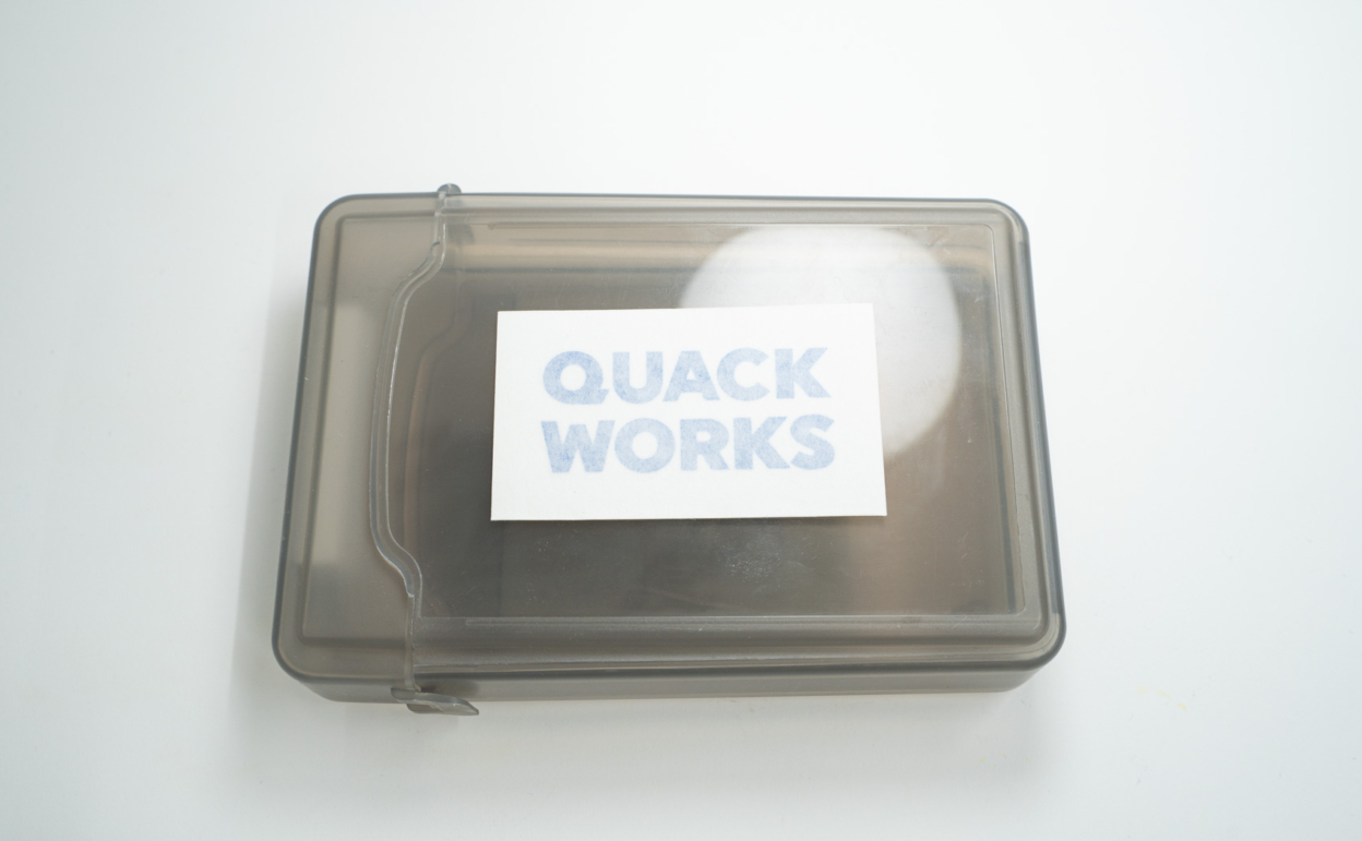 カッティングシートをプラスチック（PP）に貼り付ける