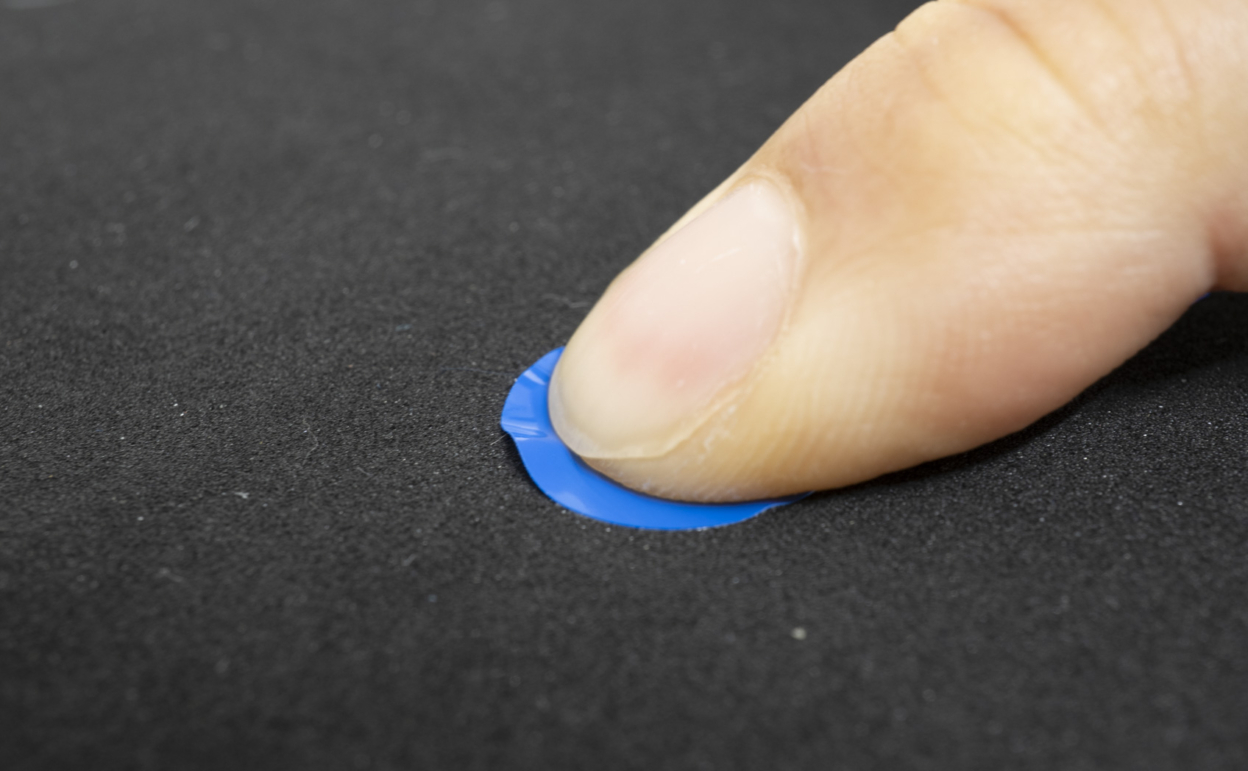 スポンジゴムを指で押す