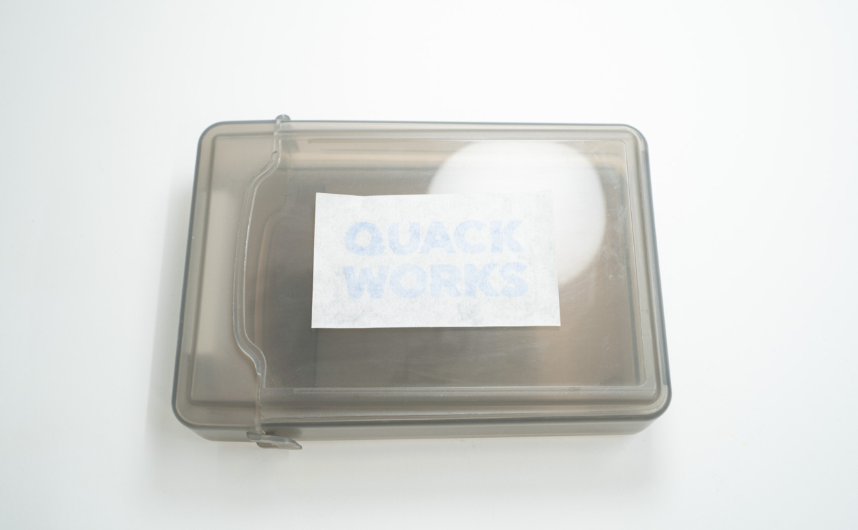 カッティングシートをプラスチック（PP）に貼り付ける