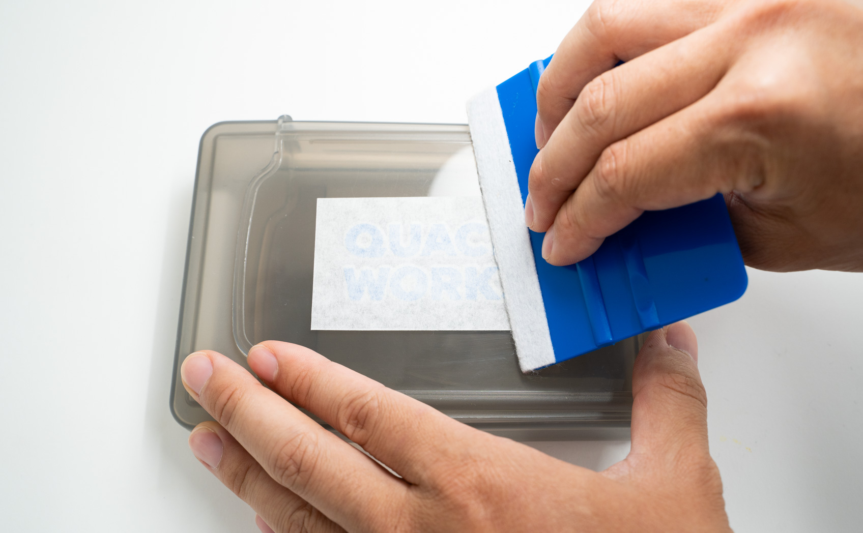 カッティングシートをプラスチック（PP）に貼り付ける