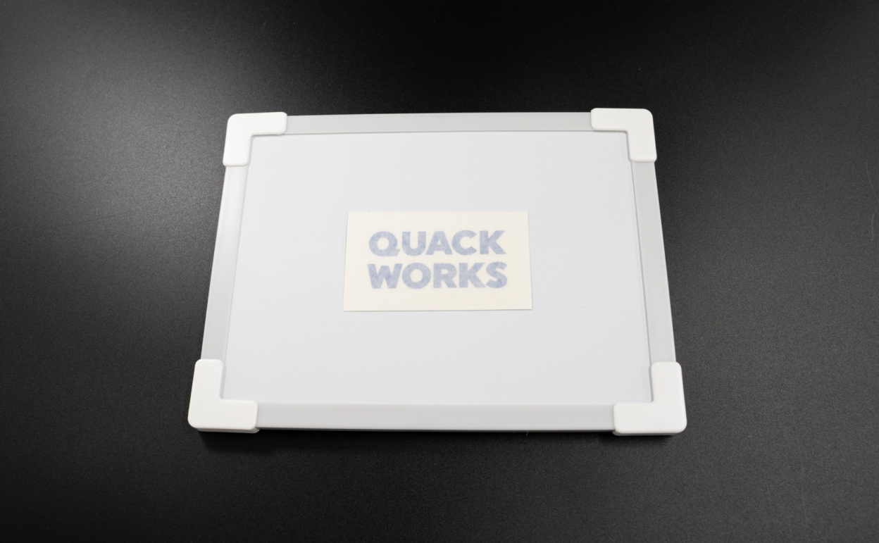 ホワイトボードにカッティングシートを貼る