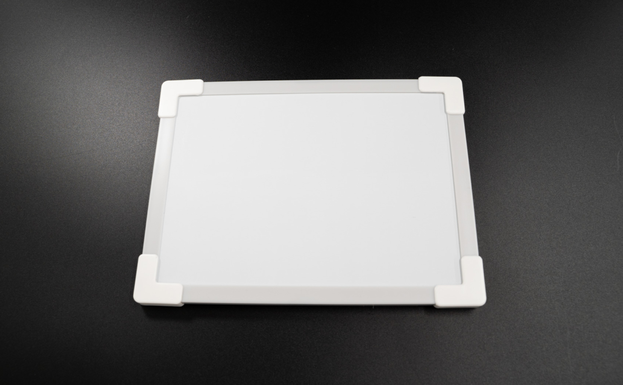 ホワイトボードにカッティングシートを貼る