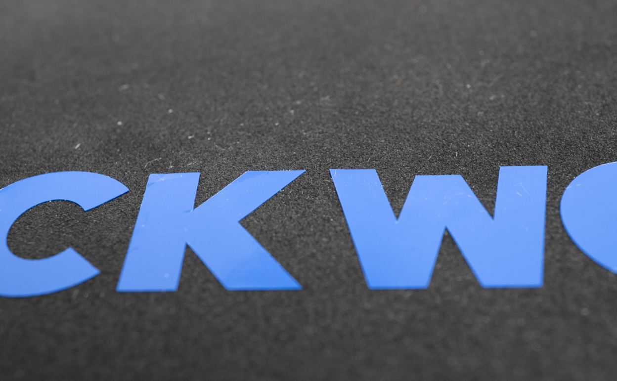 スポンジゴムを指で押す