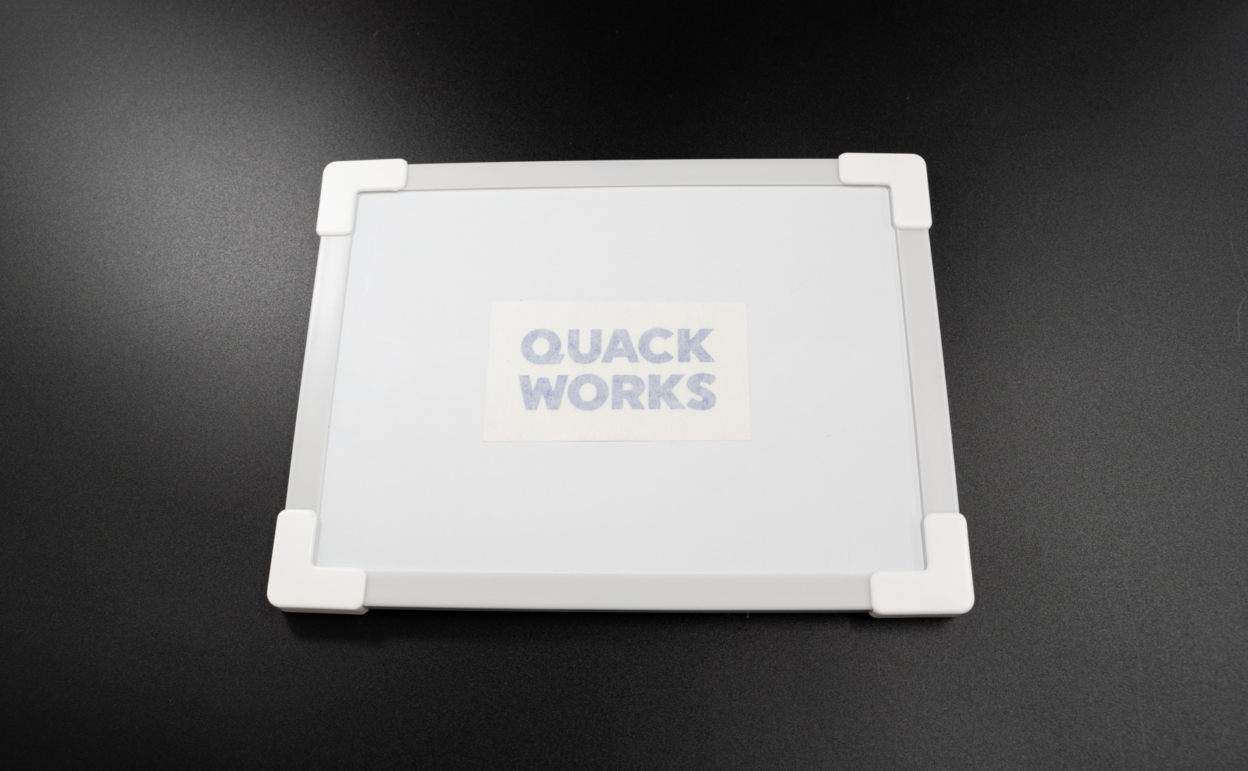 ホワイトボードにカッティングシートを貼る