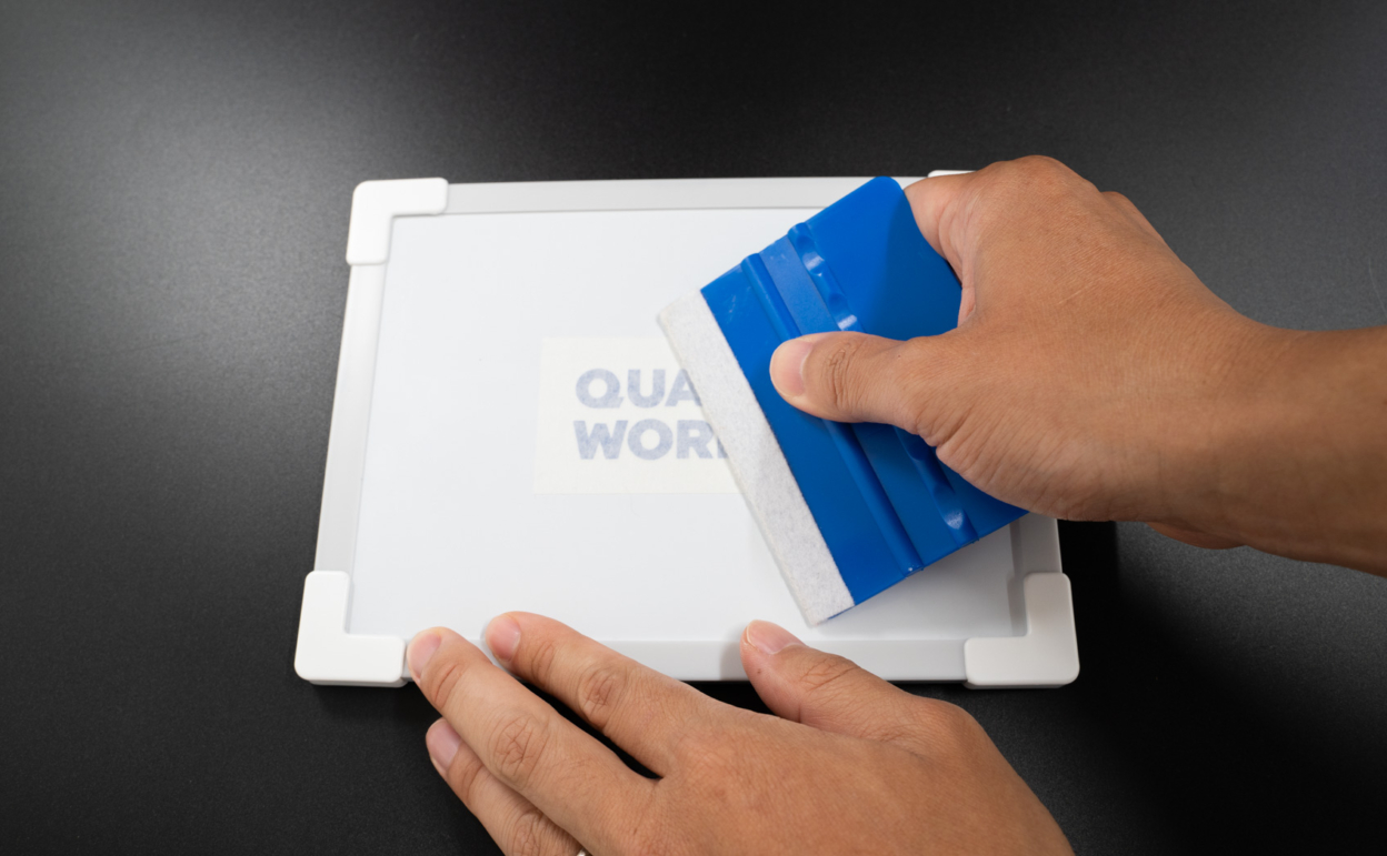 ホワイトボードにカッティングシートを貼る