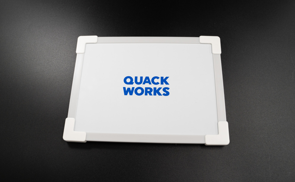 ホワイトボードにカッティングシートを貼る