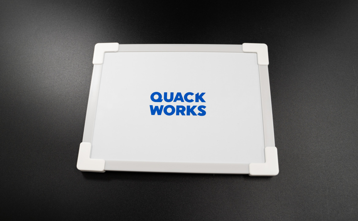 ホワイトボードにカッティングシートを貼る