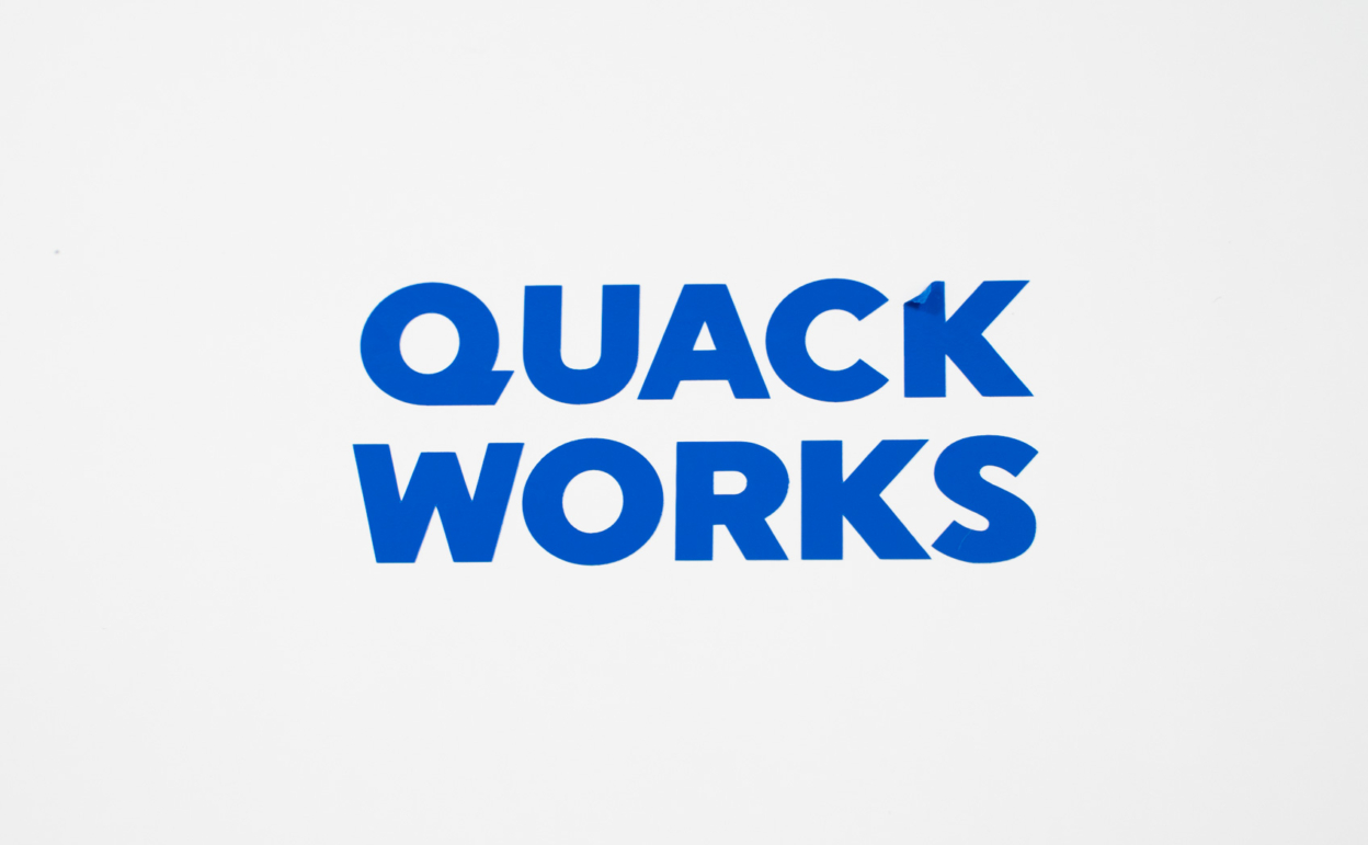 ホワイトボードにカッティングシートを貼る