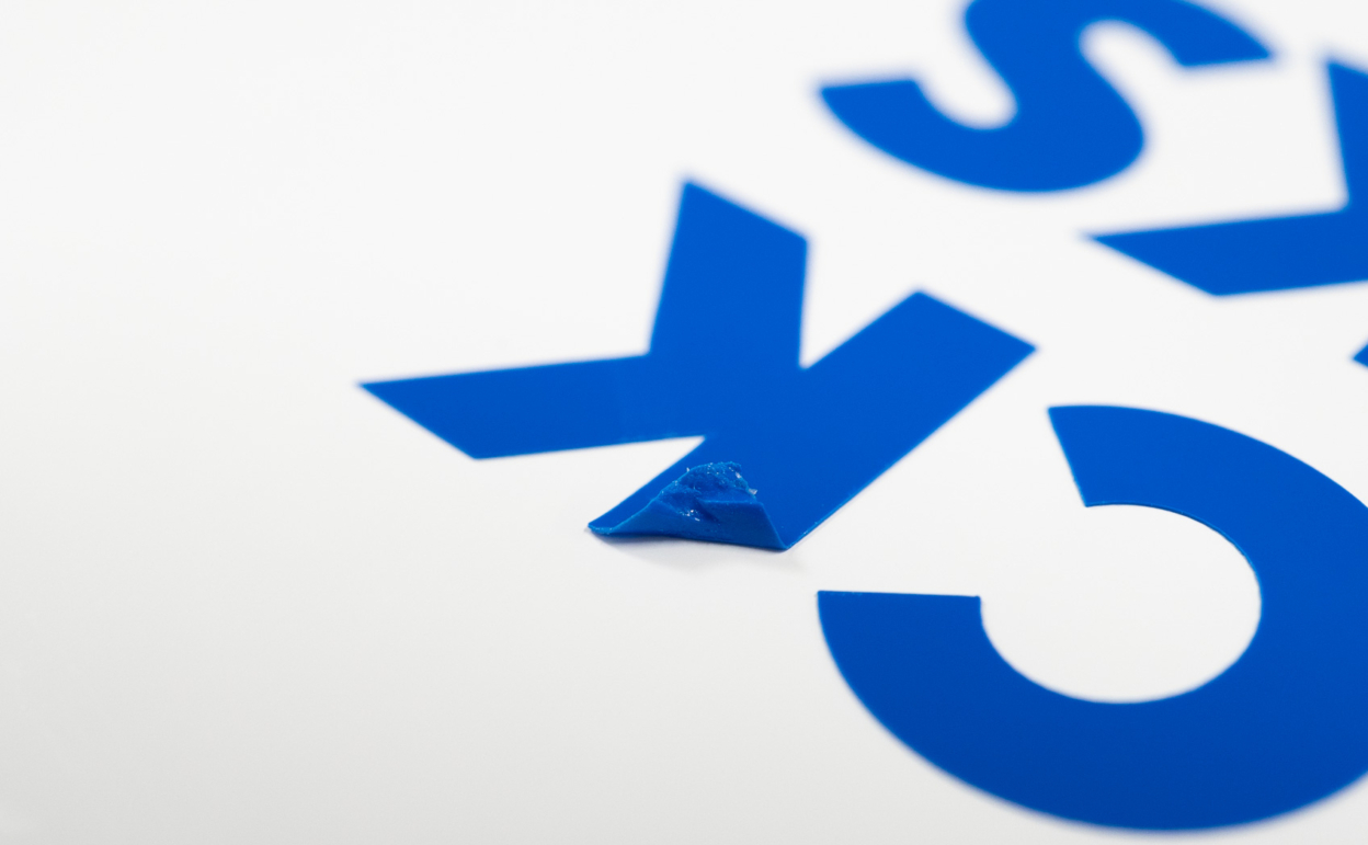 ホワイトボードにカッティングシートを貼る