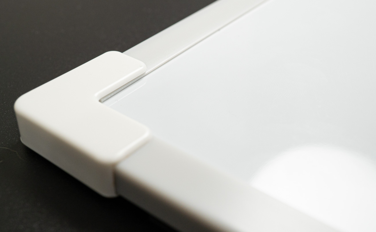 ホワイトボードにカッティングシートを貼る