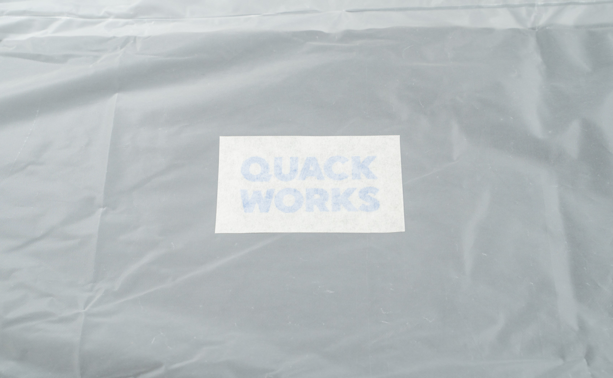 レインコート（ポリエチレン）にカッティングシートが貼れるか確認