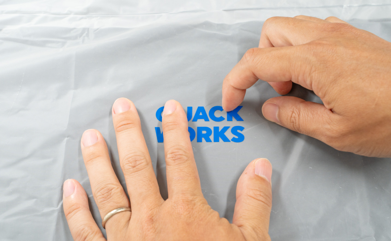 レインコート（ポリエチレン）にカッティングシートが貼れるか確認