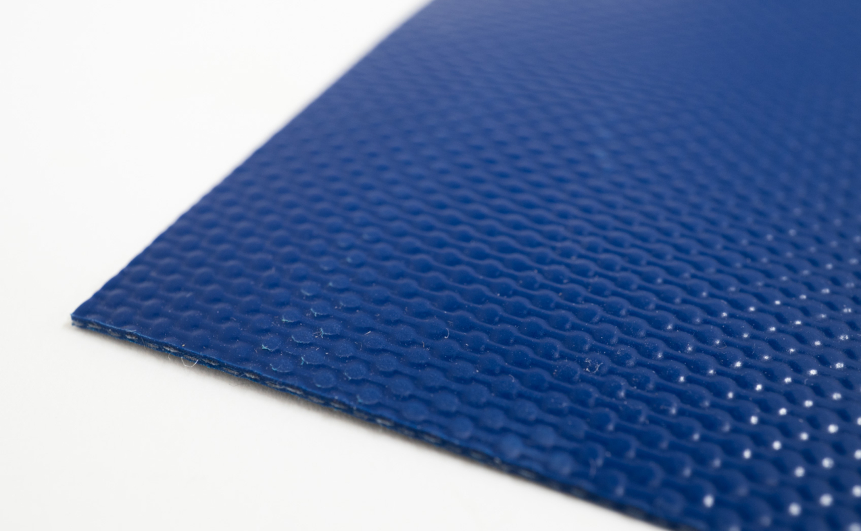 ターポリンにカッティングシートを貼る