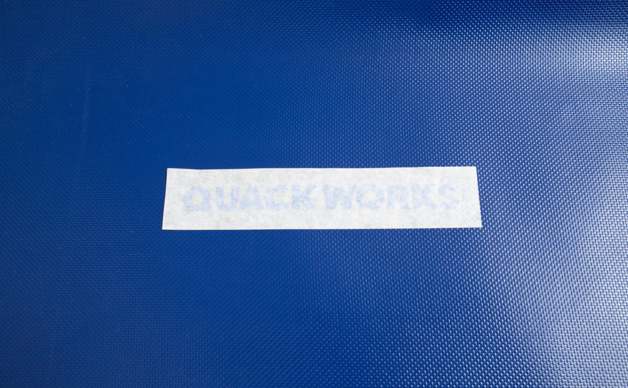 ターポリンにカッティングシートを貼る