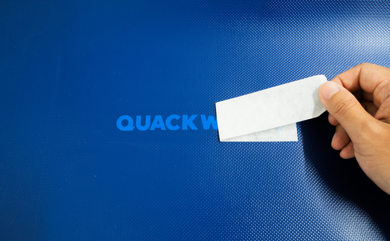 ターポリンにカッティングシートを貼る