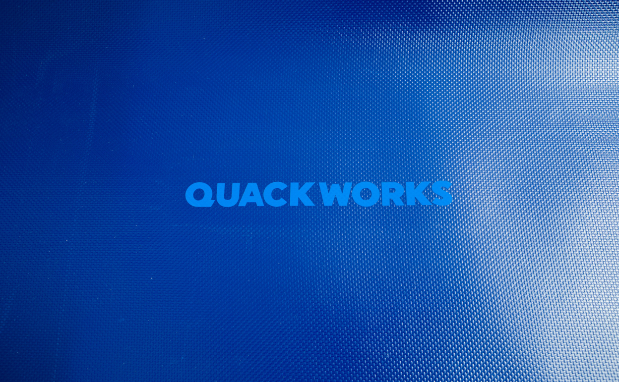 ターポリンにカッティングシートを貼る