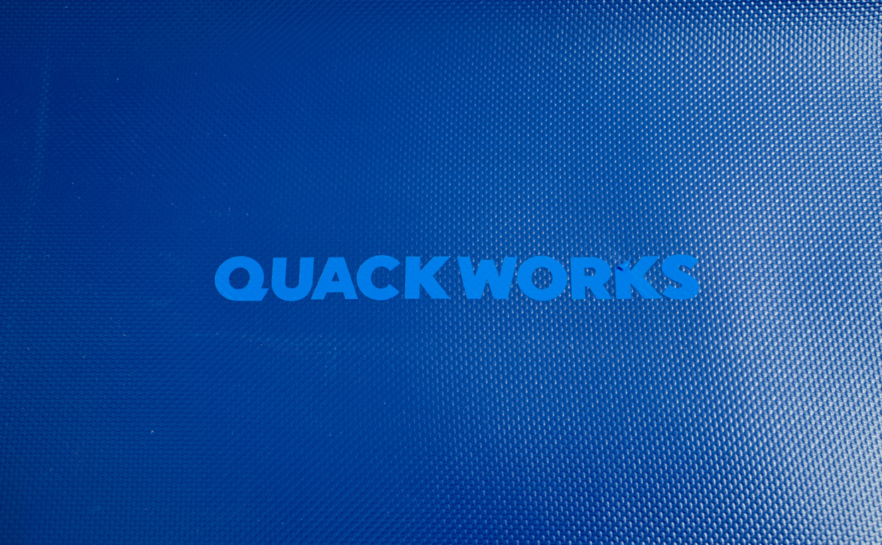 ターポリンにカッティングシートを貼る