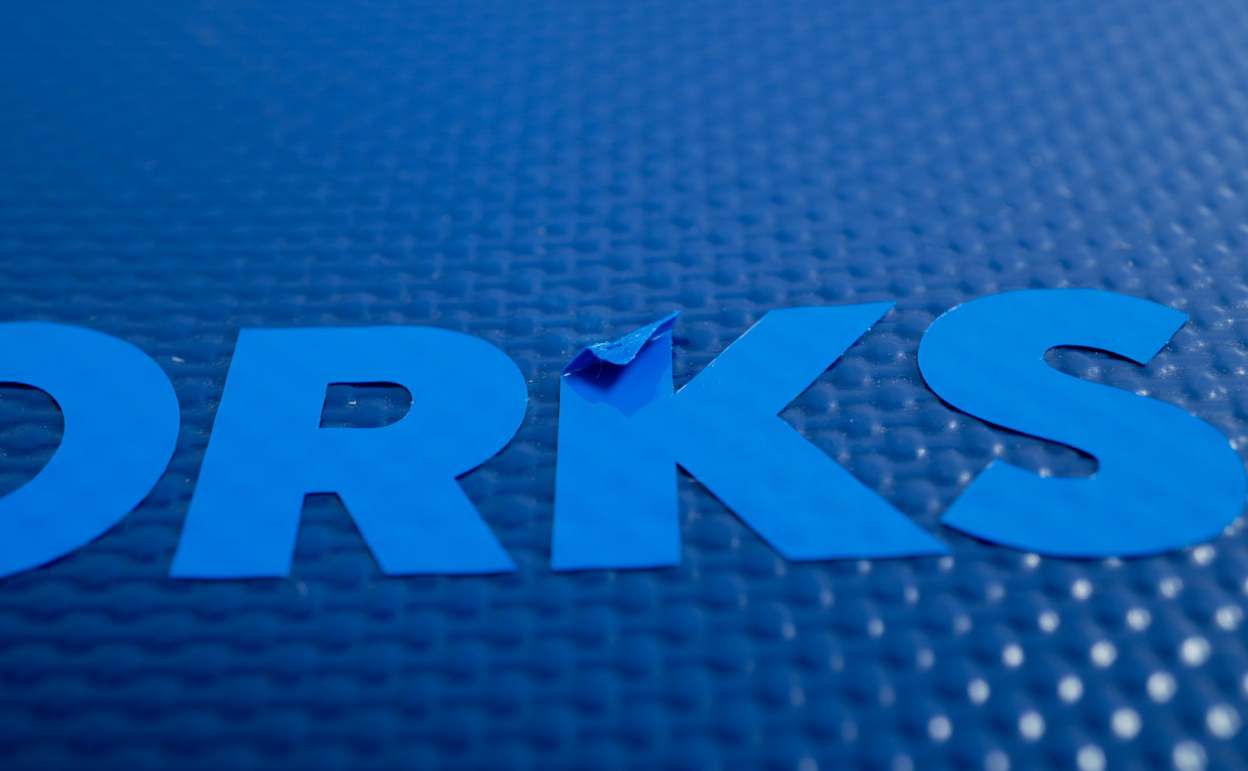 ターポリンにカッティングシートを貼る