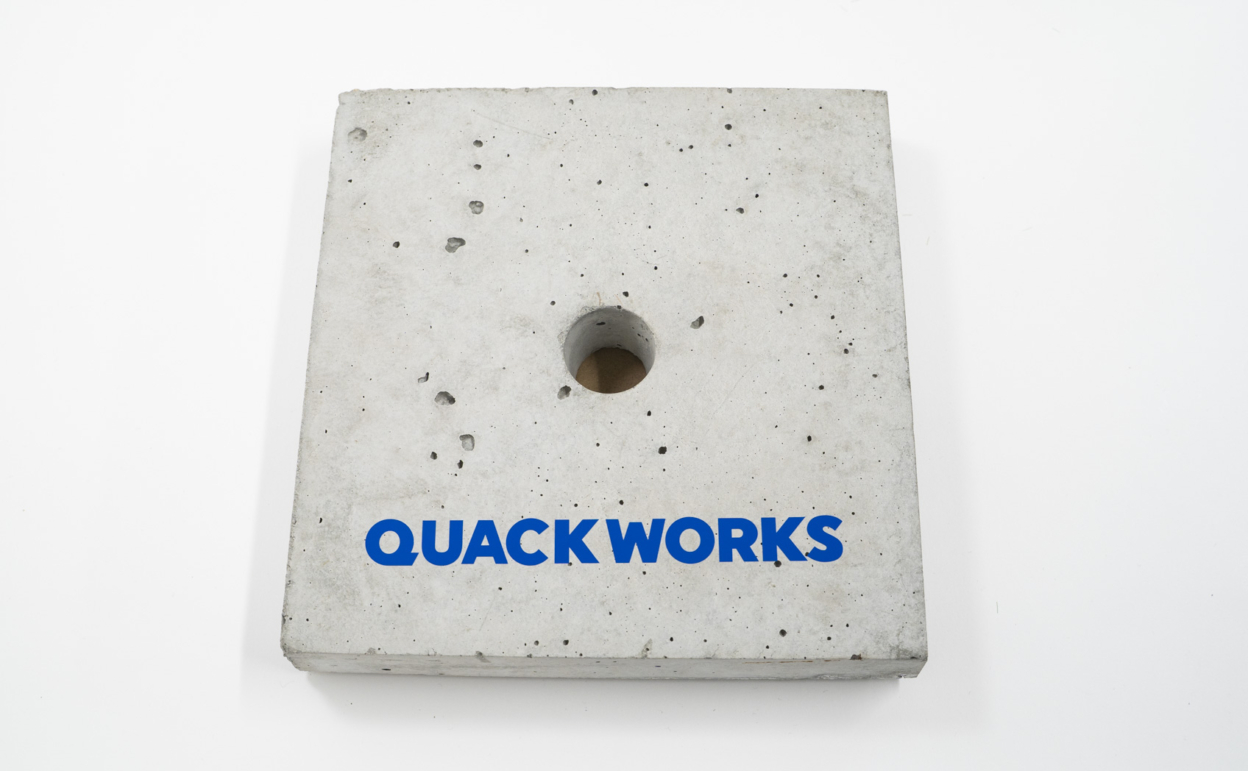 コンクリートに貼り付け