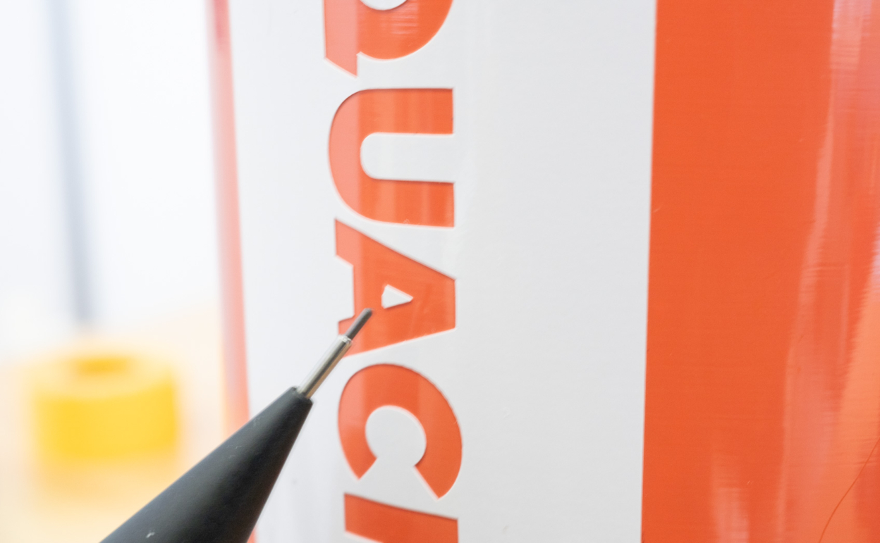 水筒に貼ったカッティングシートに欠けが見られる